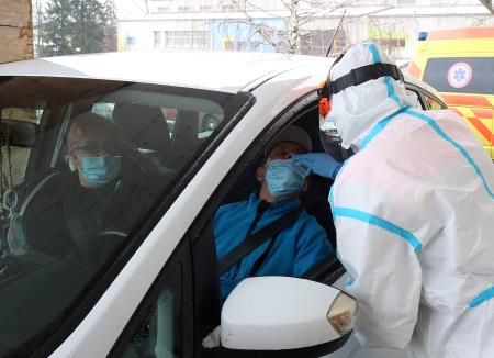 TESTIRANJE ZA  COVID 19 ZD CERKNICA 02 FOTO LJUBO VUKELIČ